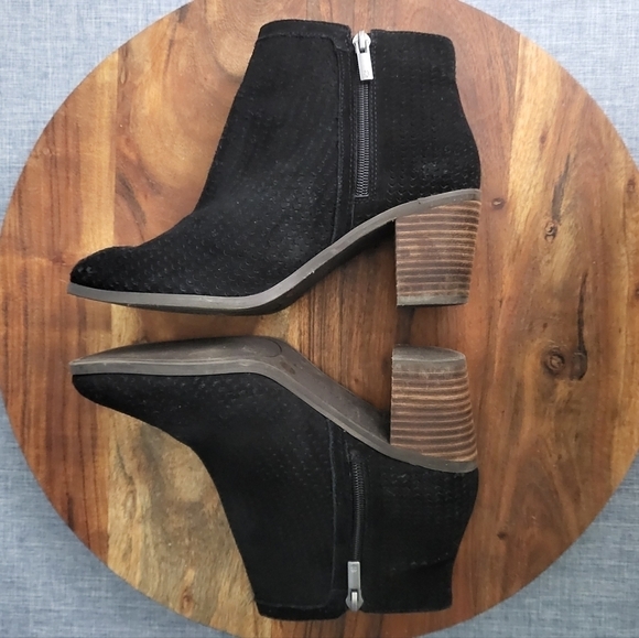 LUCKY BRAND Pagira Perforated Suede Ankle Boot Black Women's 8.5 - Picture 5 of 9